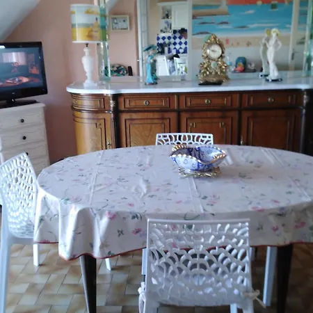 Au 1er Etage Avec Terrasse - 2 Chambres, 4 Personnes, Parking Face A La - Fr-1-843-36 Le Croisic